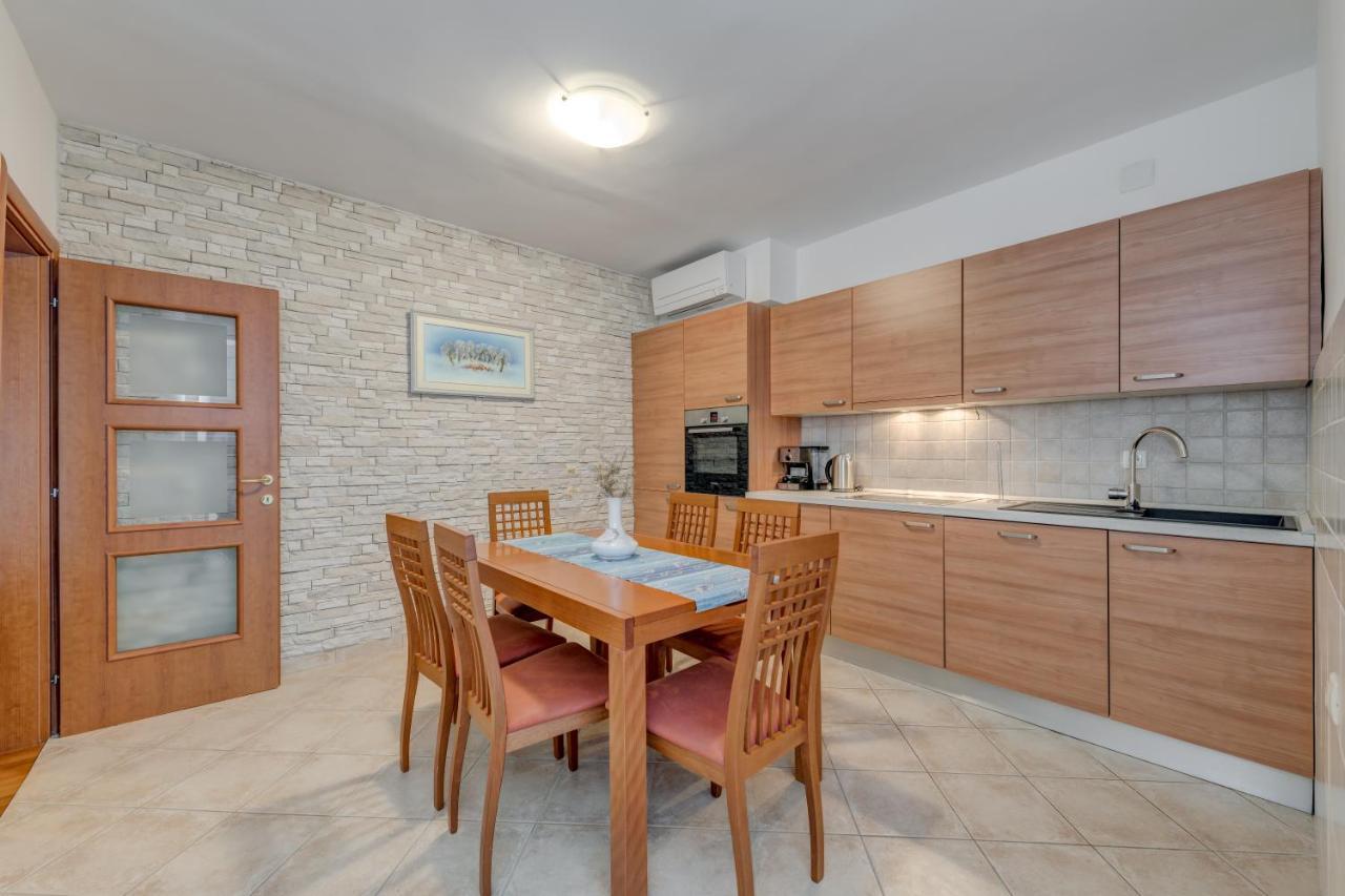 Apartmani Mirta Омиш Экстерьер фото