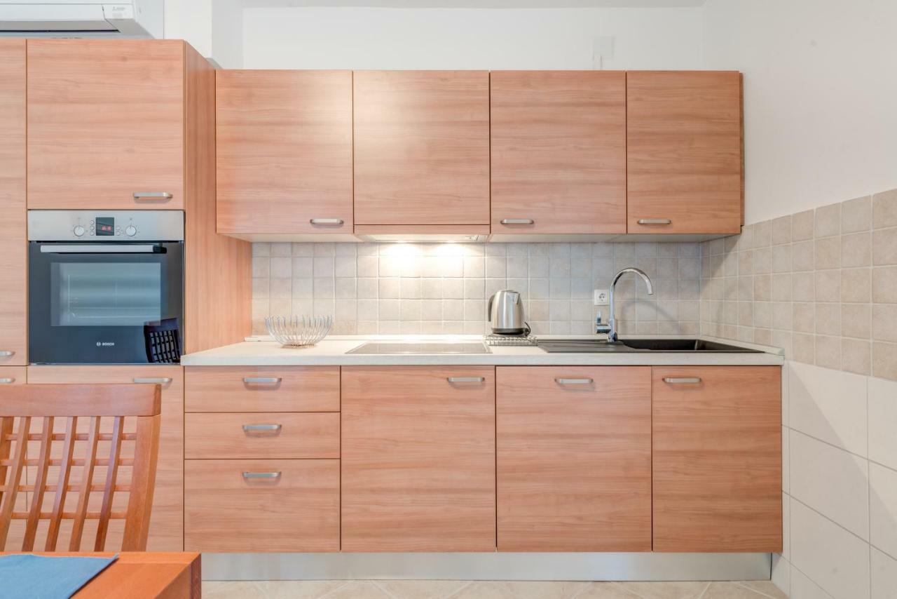 Apartmani Mirta Омиш Экстерьер фото