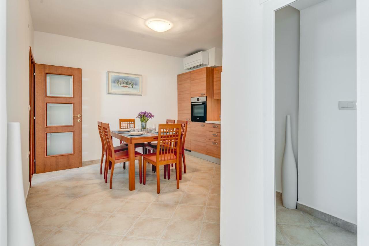 Apartmani Mirta Омиш Экстерьер фото