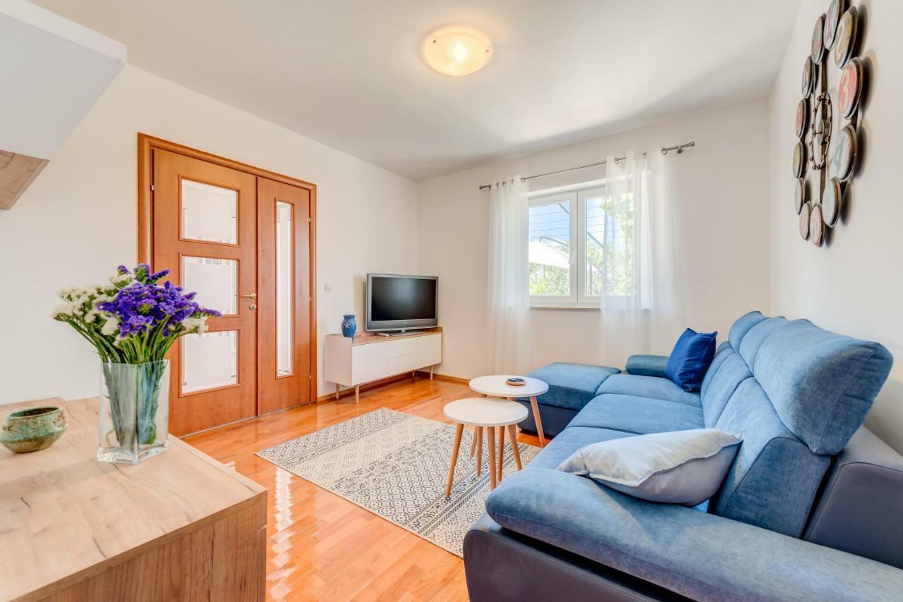 Apartmani Mirta Омиш Экстерьер фото